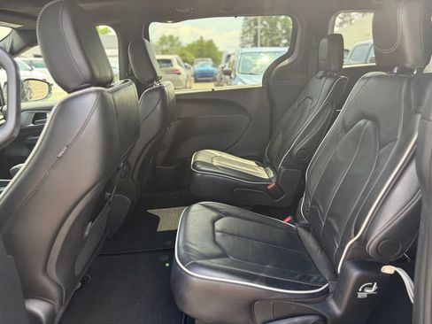Certified 2025 Chrysler Pacifica Limited FWD image 42