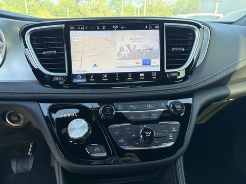 New 2026 Chrysler Pacifica Limited w/ S Appearance Package FWD image 12