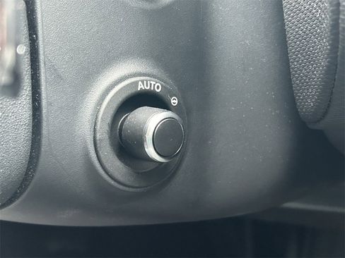 Used 2024 Land Rover Discovery Dynamic SE image 33