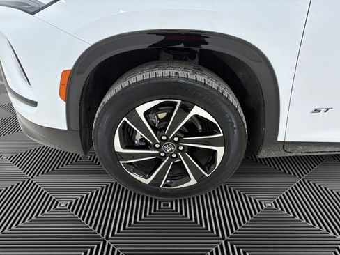 Certified 2025 Buick Enclave Sport Touring image 9