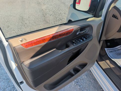 Used 2015 Chrysler Town & Country Touring FWD image 14