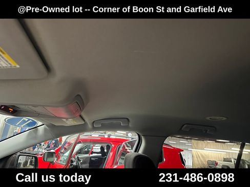 Used 2017 GMC Acadia SLE AWD/4WD image 13