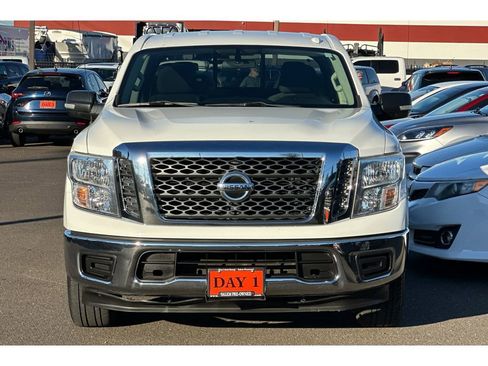Used 2018 Nissan Titan SV image 11