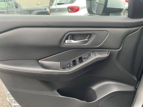 Used 2025 Nissan Rogue SV image 18