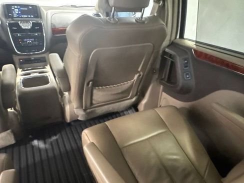 Used 2015 Chrysler Town & Country Limited Platinum FWD image 25
