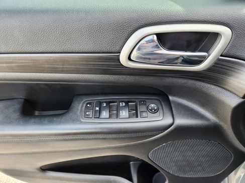 Used 2022 Jeep Grand Cherokee Laredo X image 18