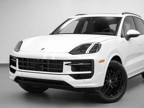 Used 2025 Porsche Cayenne image 7