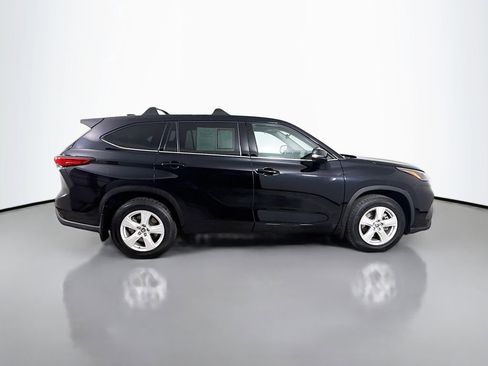Certified 2022 Toyota Highlander LE image 8