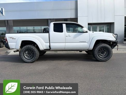 Used 2011 Toyota Tacoma 4x4 Access Cab V6 w/ TRD Sport Pkg image 3