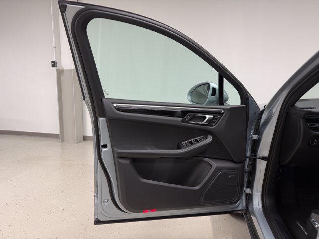 Certified 2024 Porsche Macan AWD/4WD image 34