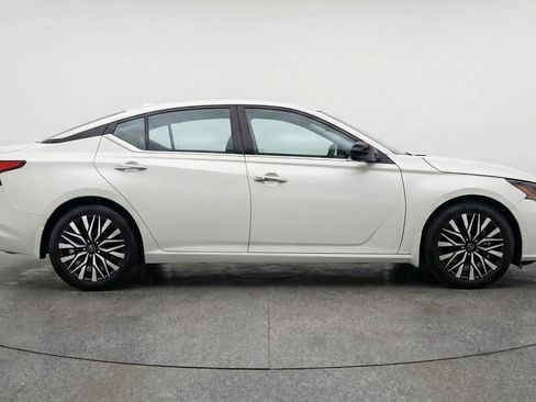 Used 2025 Nissan Altima 2.5 SV image 11