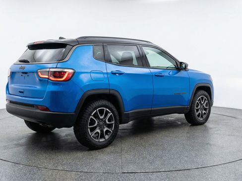 Used 2025 Jeep Compass Trailhawk AWD/4WD image 9
