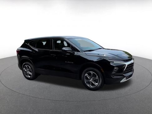 Used 2025 Chevrolet Blazer LT FWD image 2