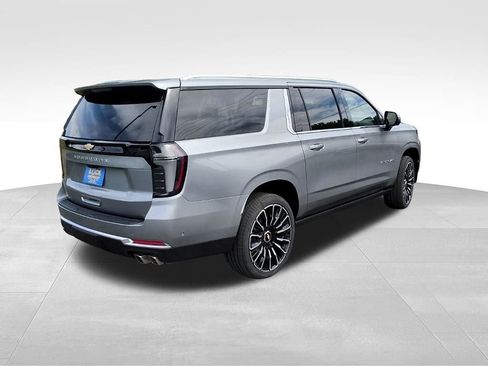 New 2026 Chevrolet Suburban High Country AWD/4WD image 3