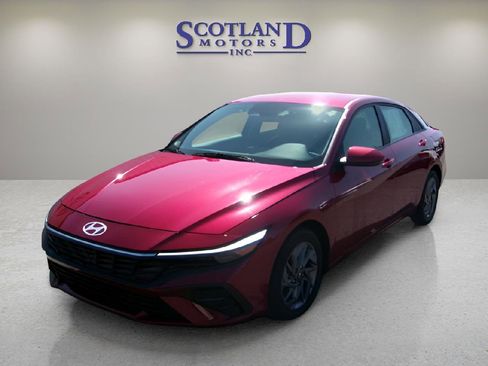 Used 2024 Hyundai Elantra SEL image 2
