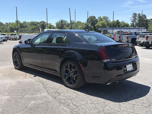 Used 2022 Chrysler 300 Touring w/ Sport Appearance Package RWD image 5
