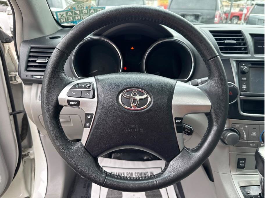 Used 2013 Toyota Highlander SE FWD image 30