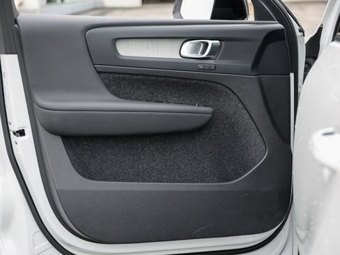 Certified 2026 Volvo XC40 B5 Plus AWD/4WD image 4