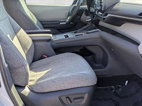 Used 2024 Toyota Sienna XLE FWD image 18