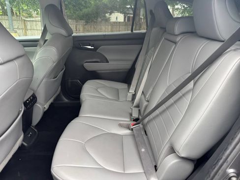 Used 2021 Toyota Highlander XLE AWD/4WD image 19