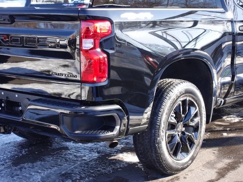 Used 2023 Chevrolet Silverado 1500 Custom image 10