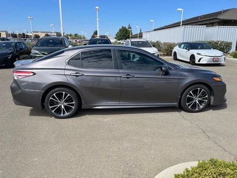 Used 2020 Toyota Camry SE w/ Carpet Mat Package FWD image 3