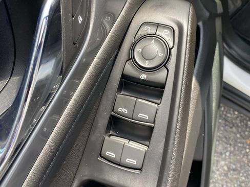 Used 2023 Chevrolet Traverse LT FWD image 18