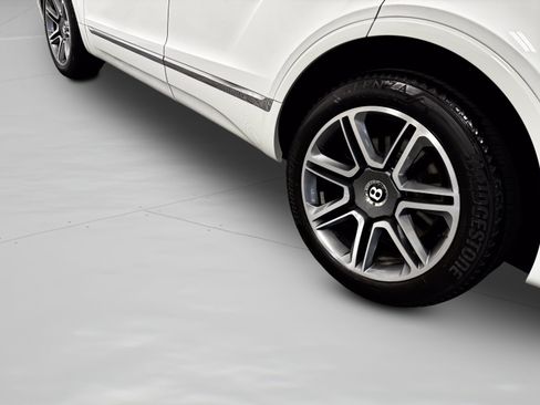 Used 2018 Bentley Bentayga AWD/4WD image 47
