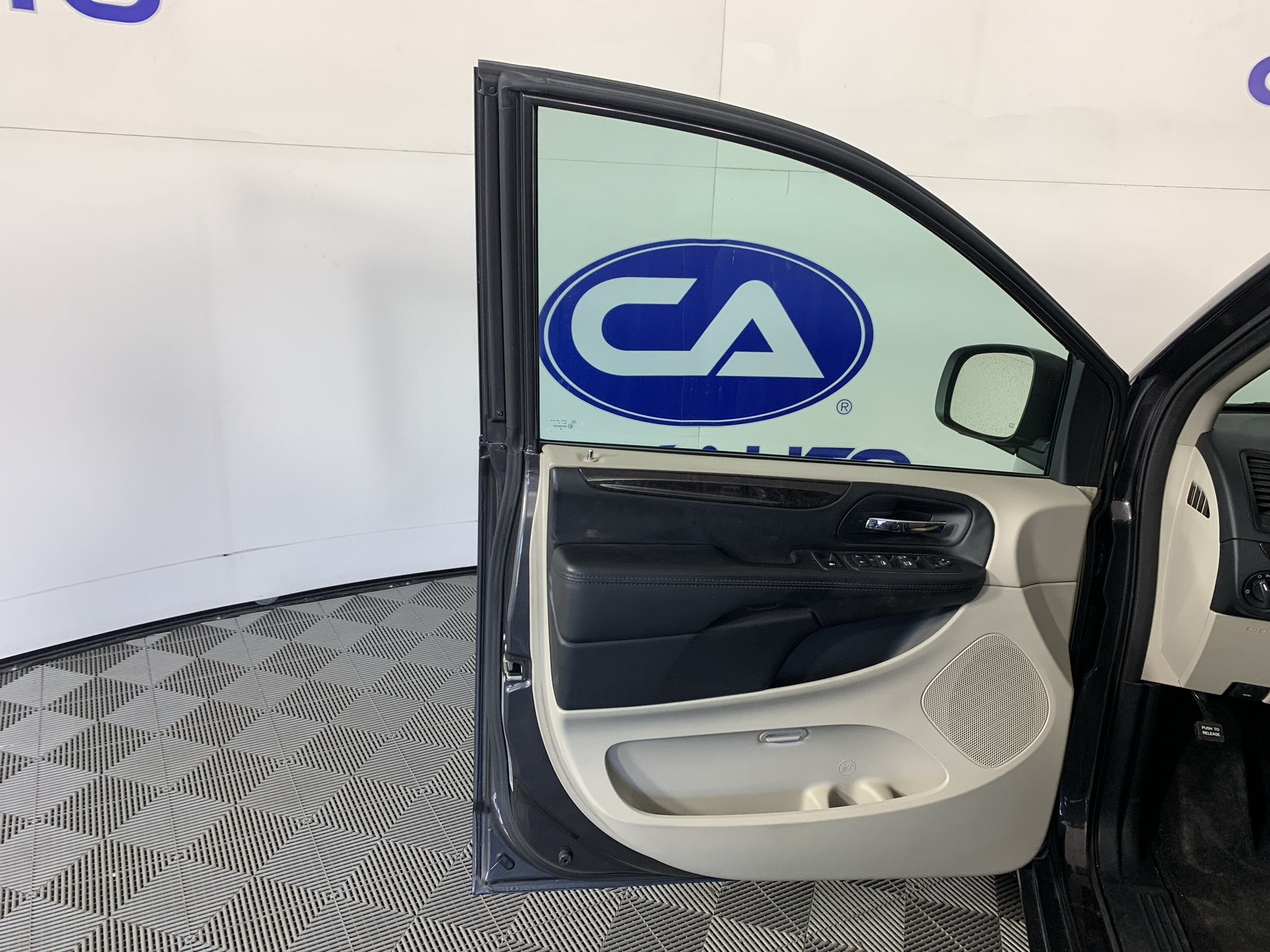 Used 2016 Dodge Grand Caravan SE w/ Quick Order Package 29E SE FWD image 12