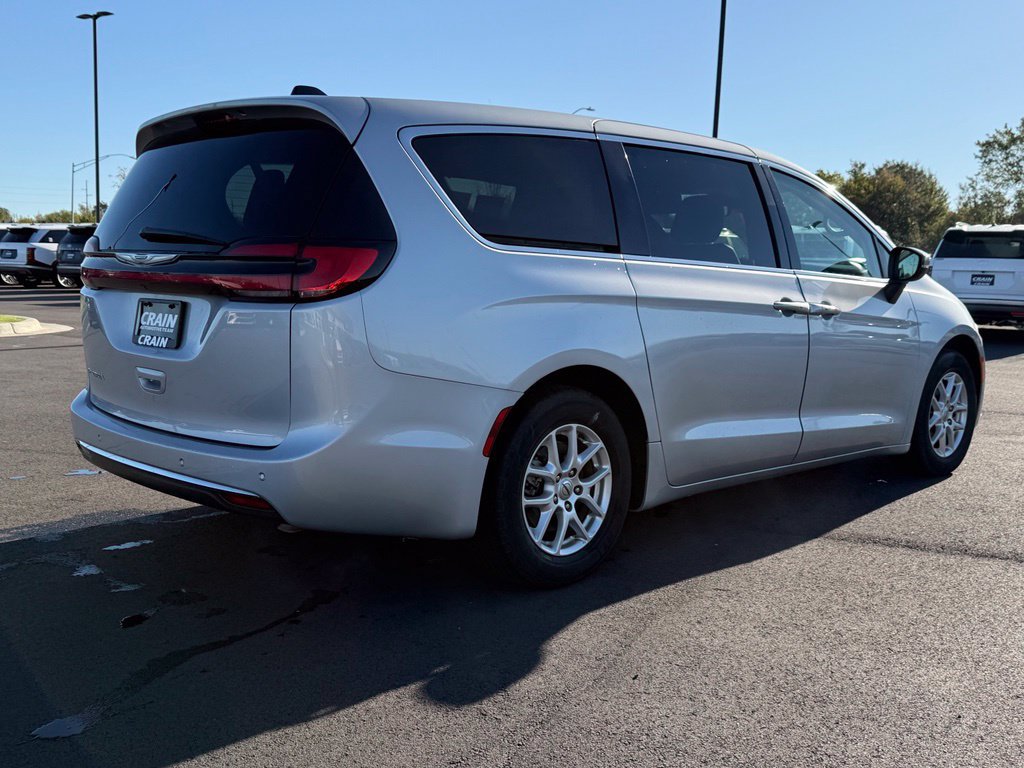 Used 2023 Chrysler Pacifica Touring-L FWD image 5