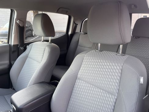 Used 2022 Toyota Tacoma SR image 9