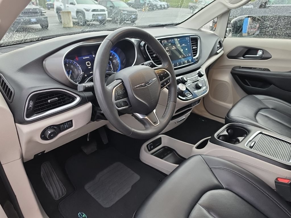 Used 2024 Chrysler Pacifica Touring-L FWD image 10