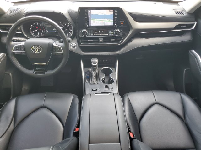 Used 2020 Toyota Highlander XLE FWD image 3