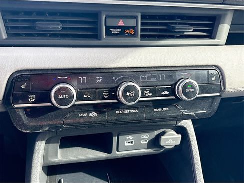 Used 2023 Honda Pilot Touring image 16