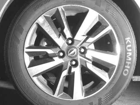 Used 2025 Nissan Versa SV FWD image 12
