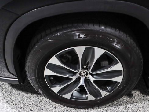 Used 2024 Toyota Highlander XLE image 11