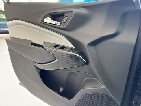 Used 2025 Chevrolet Trax LT FWD image 14