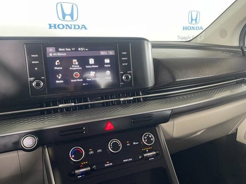 Used 2024 Kia Carnival LX image 33