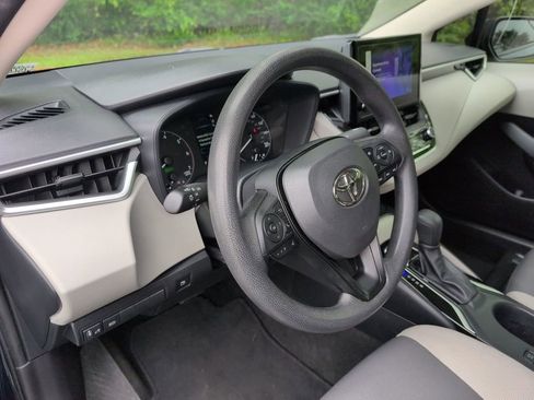 Used 2025 Toyota Corolla LE w/ LE Premium Package FWD image 34