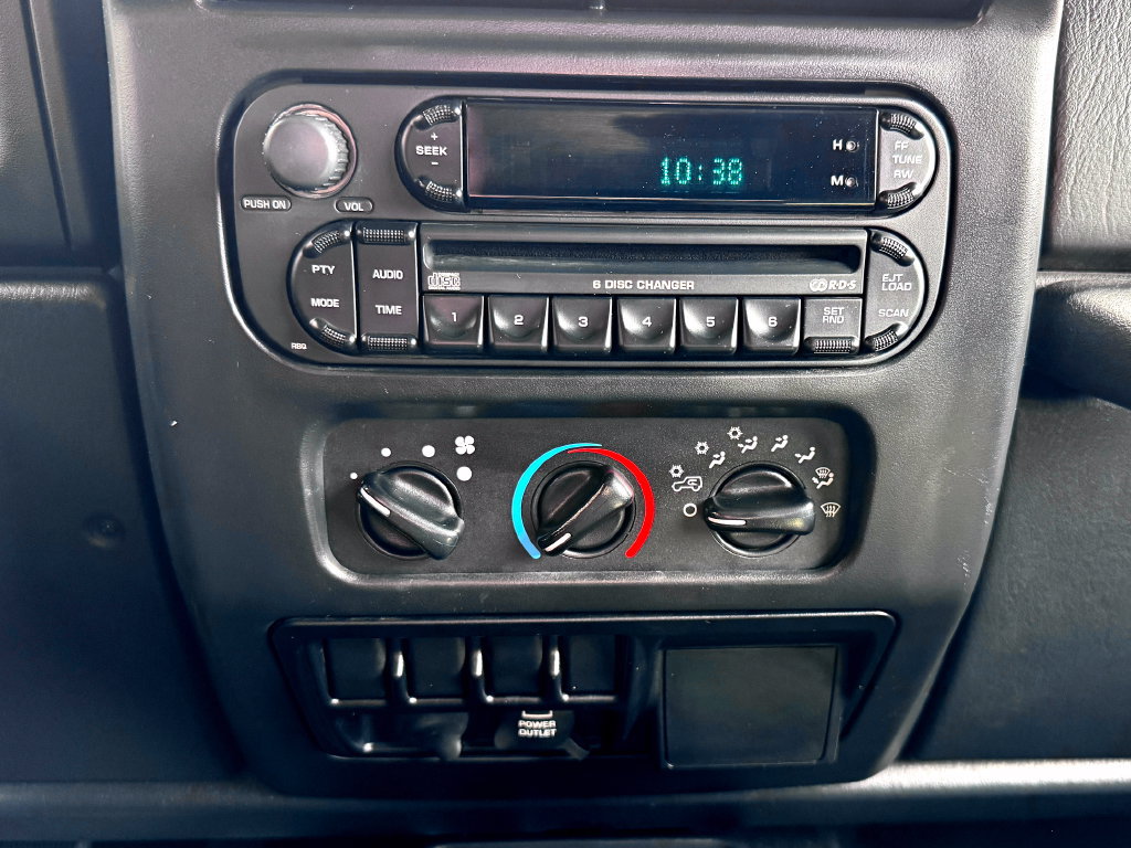 Used 2005 Jeep Wrangler Unlimited w/ Premium Audio Group AWD/4WD image 26