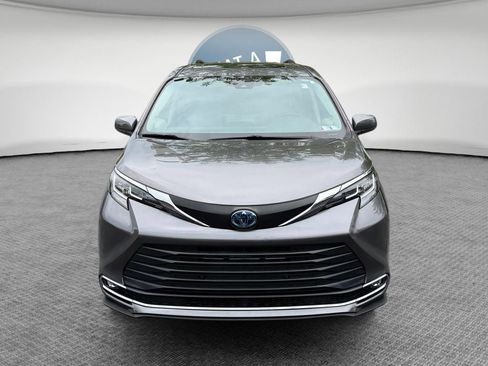 Used 2023 Toyota Sienna XLE w/ XLE Plus Package AWD/4WD image 9