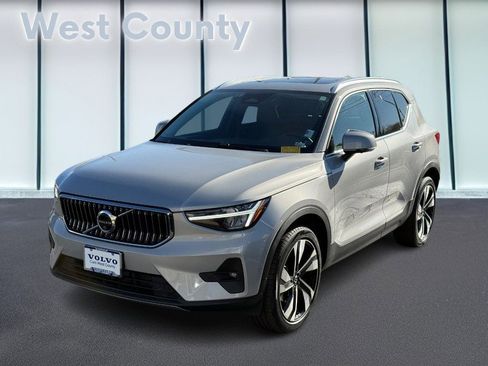 Certified 2025 Volvo XC40 B5 Plus image 9