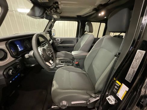 Used 2025 Jeep Wrangler Unlimited Sahara AWD/4WD image 9