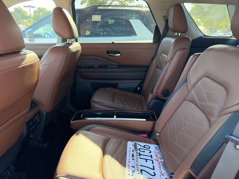 Used 2023 Nissan Pathfinder Platinum FWD image 8