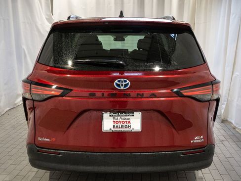 Used 2021 Toyota Sienna XLE image 5