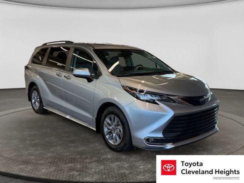 Used 2023 Toyota Sienna XLE w/ XLE Plus Package AWD/4WD image 3