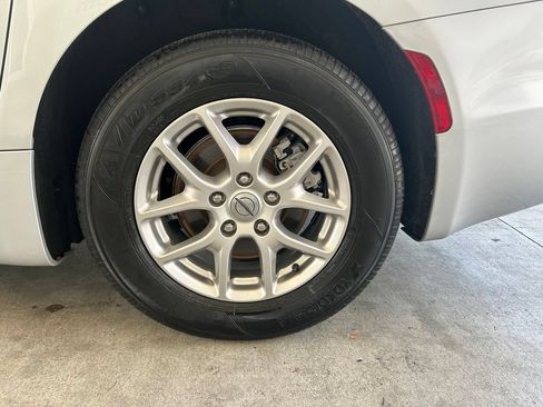 Used 2024 Chrysler Pacifica Touring-L FWD image 15