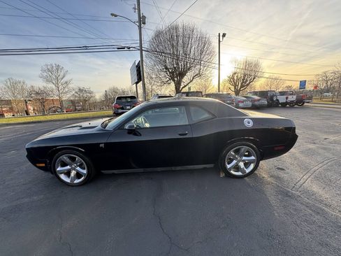 Used 2014 Dodge Challenger SXT RWD image 9