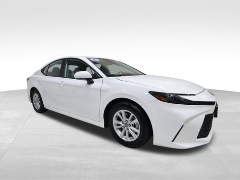 Used 2025 Toyota Camry LE image 6