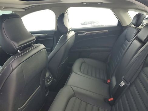 Used 2018 Ford Fusion SE w/ Fusion SE Technology Package image 8